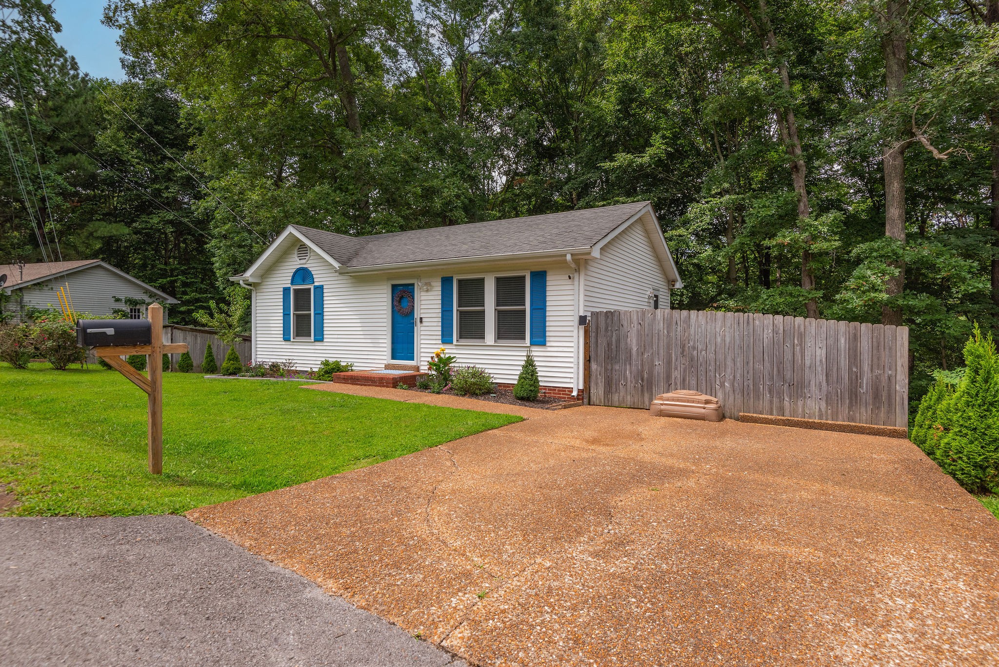 1037 Hollis Ln