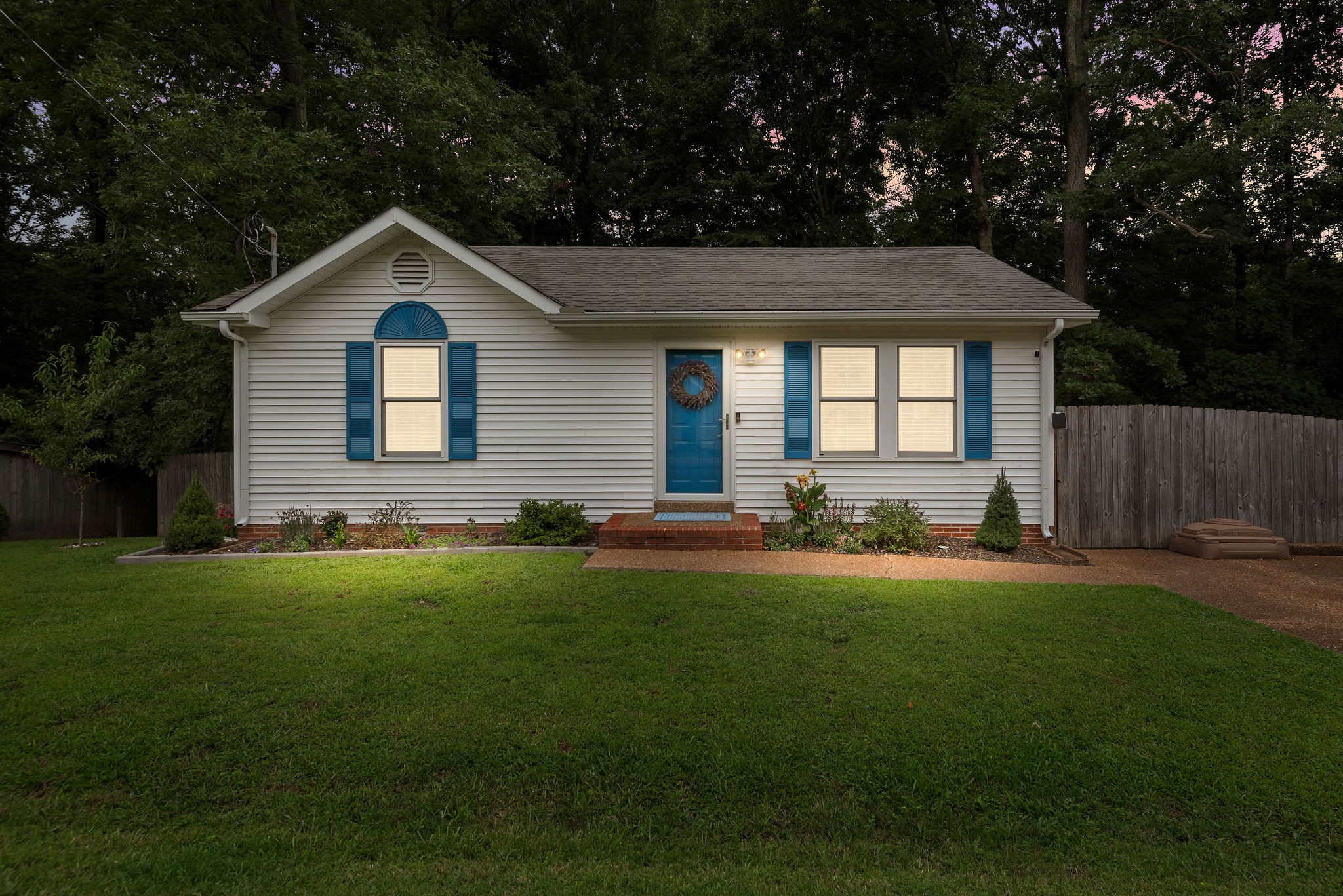 1037 Hollis Ln