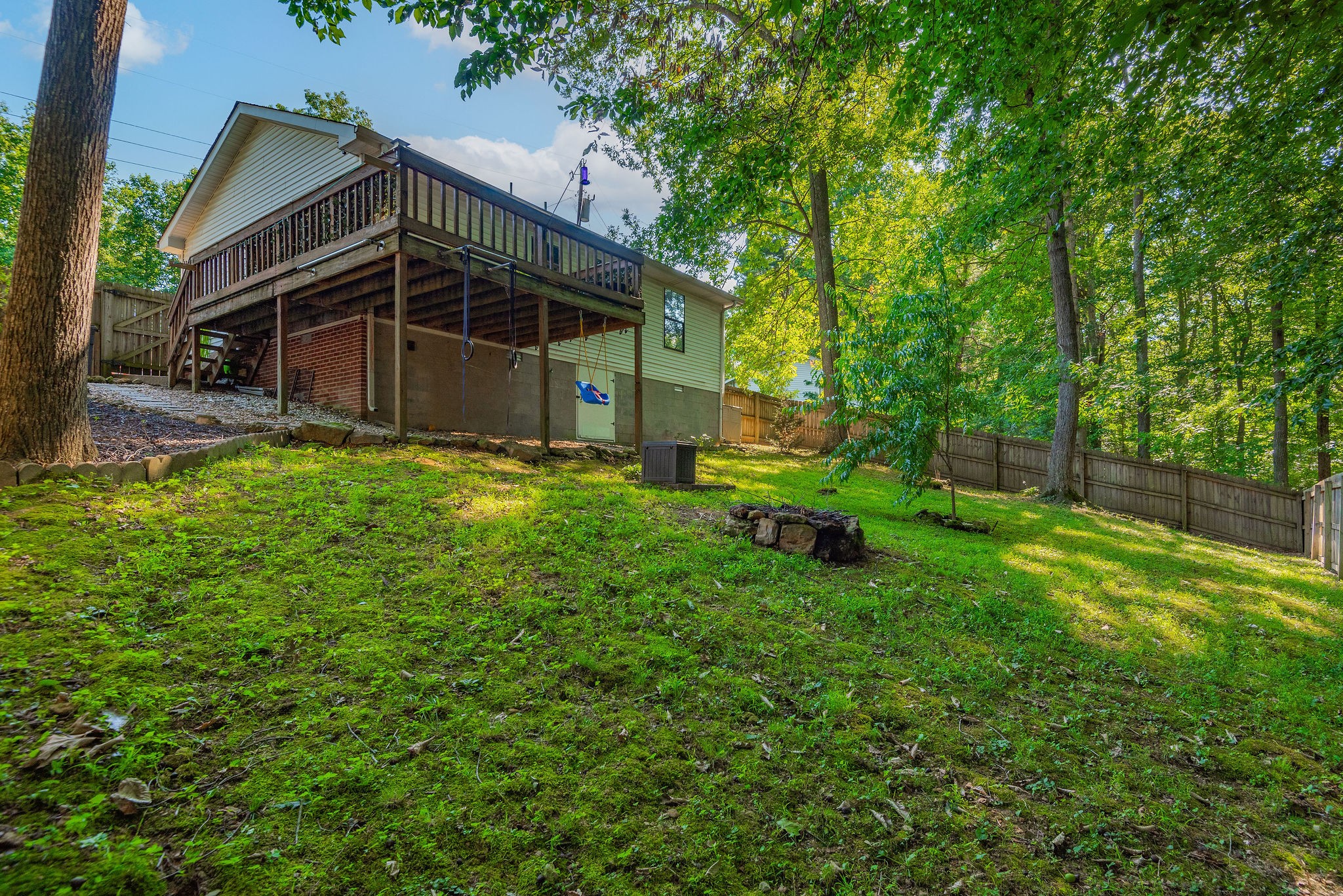 1037 Hollis Ln