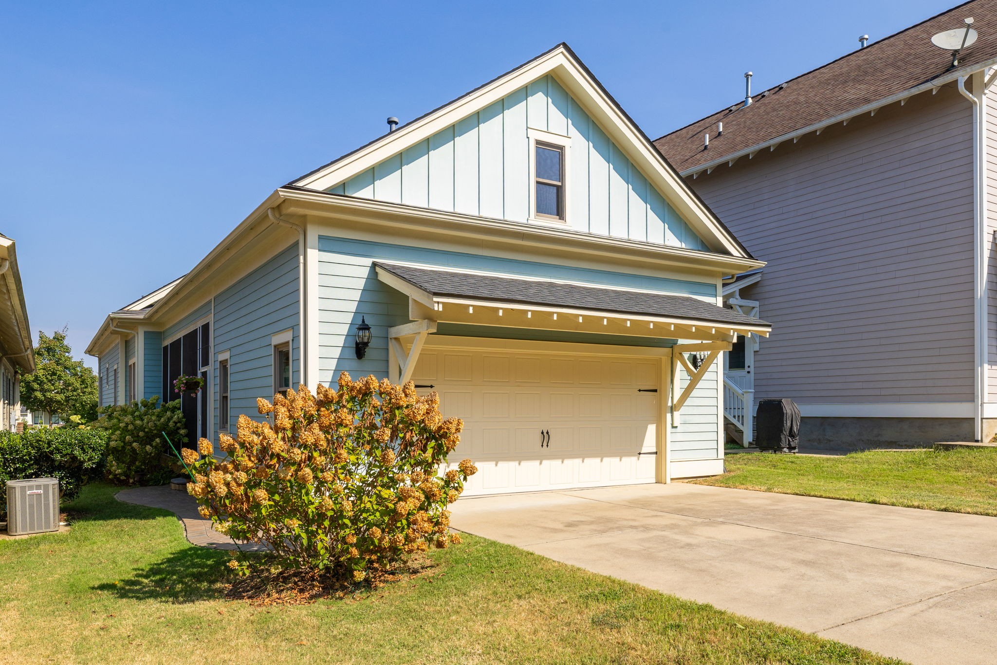 1061 Rochelle Ave