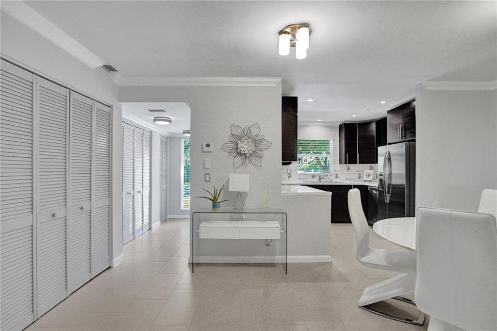 521 N Pine Island Rd 11
