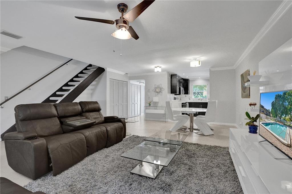 521 N Pine Island Rd 11