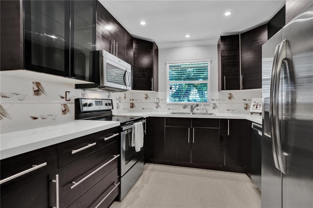 521 N Pine Island Rd 11