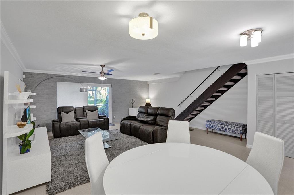 521 N Pine Island Rd 11