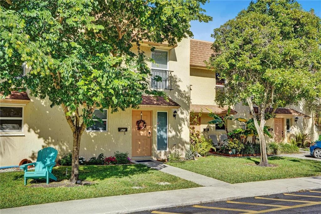 521 N Pine Island Rd 11