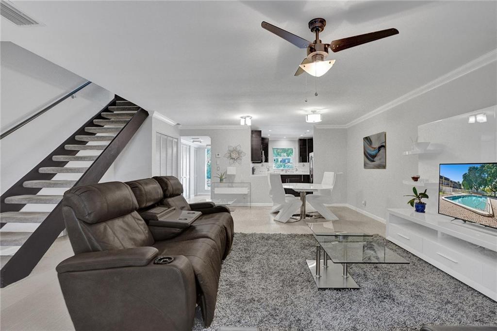 521 N Pine Island Rd 11