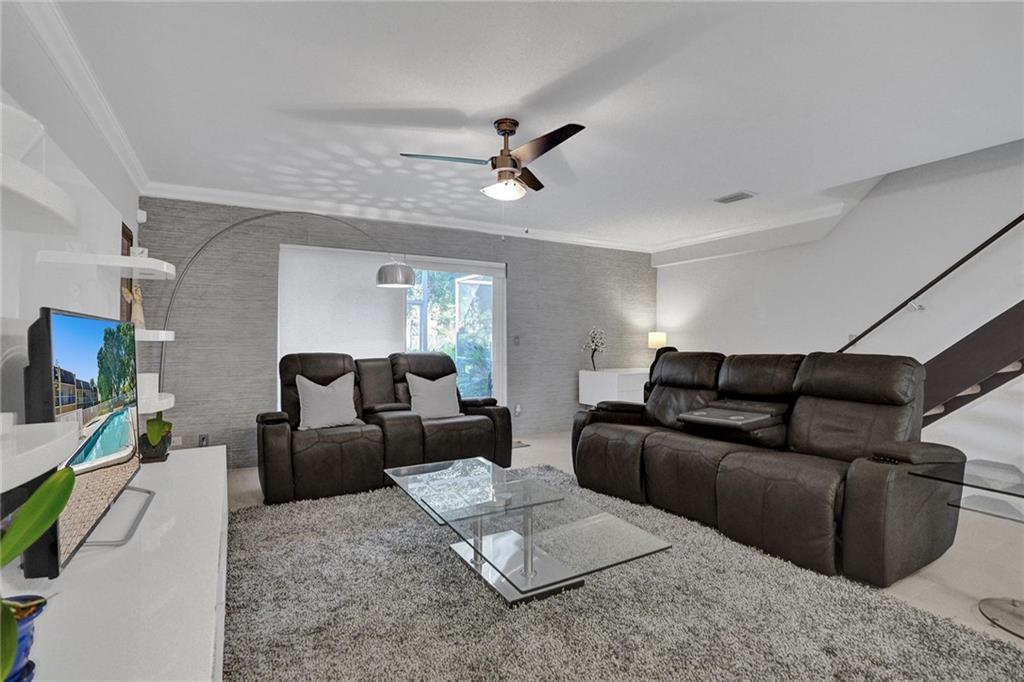 521 N Pine Island Rd 11