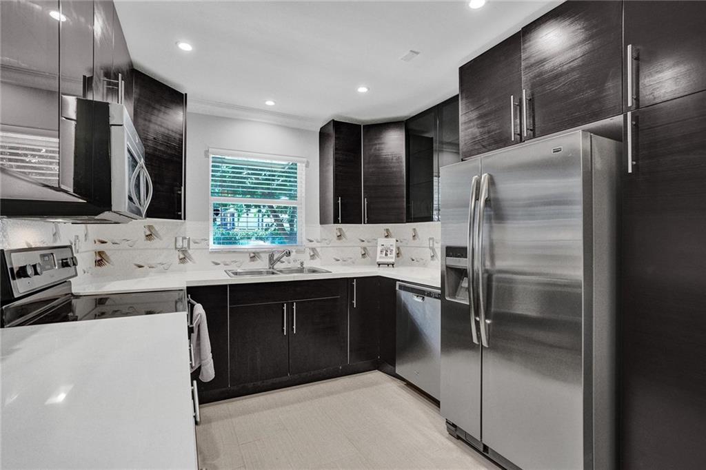 521 N Pine Island Rd 11
