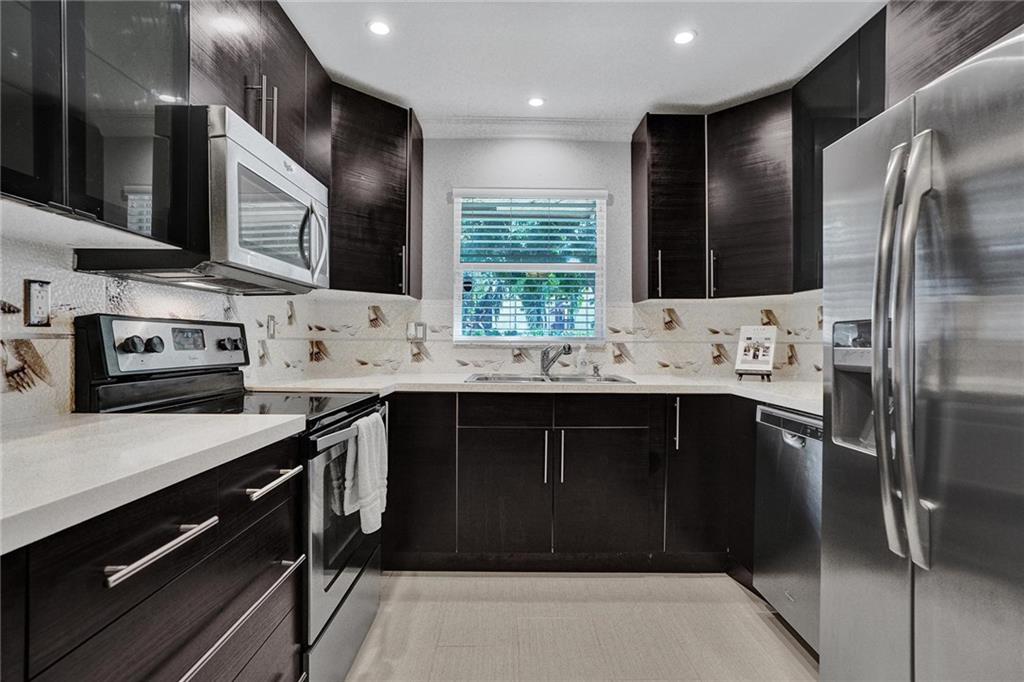 521 N Pine Island Rd 11