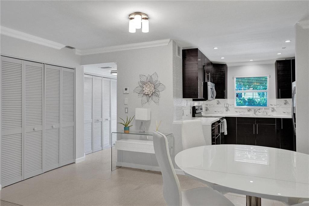 521 N Pine Island Rd 11