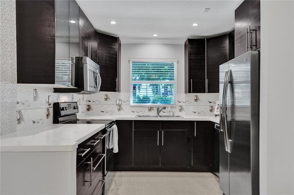 521 N Pine Island Rd 11
