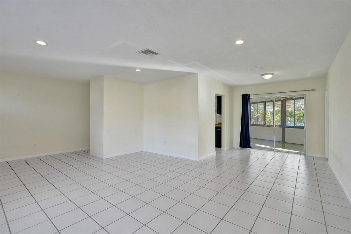 7306 NW 96th Ave