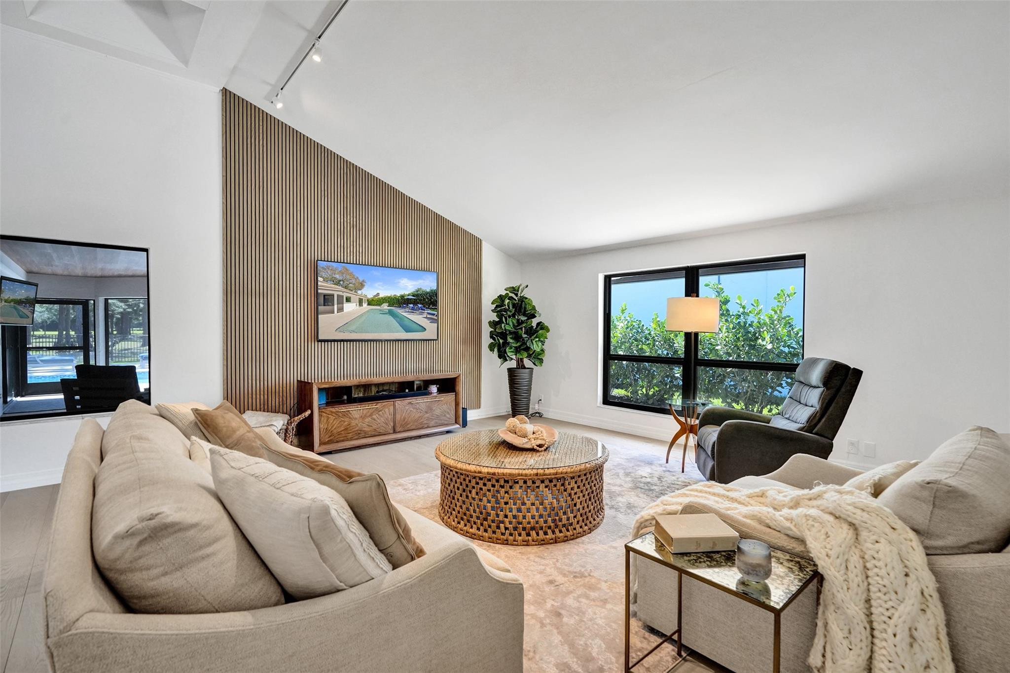 614 W Lakewoode Circle