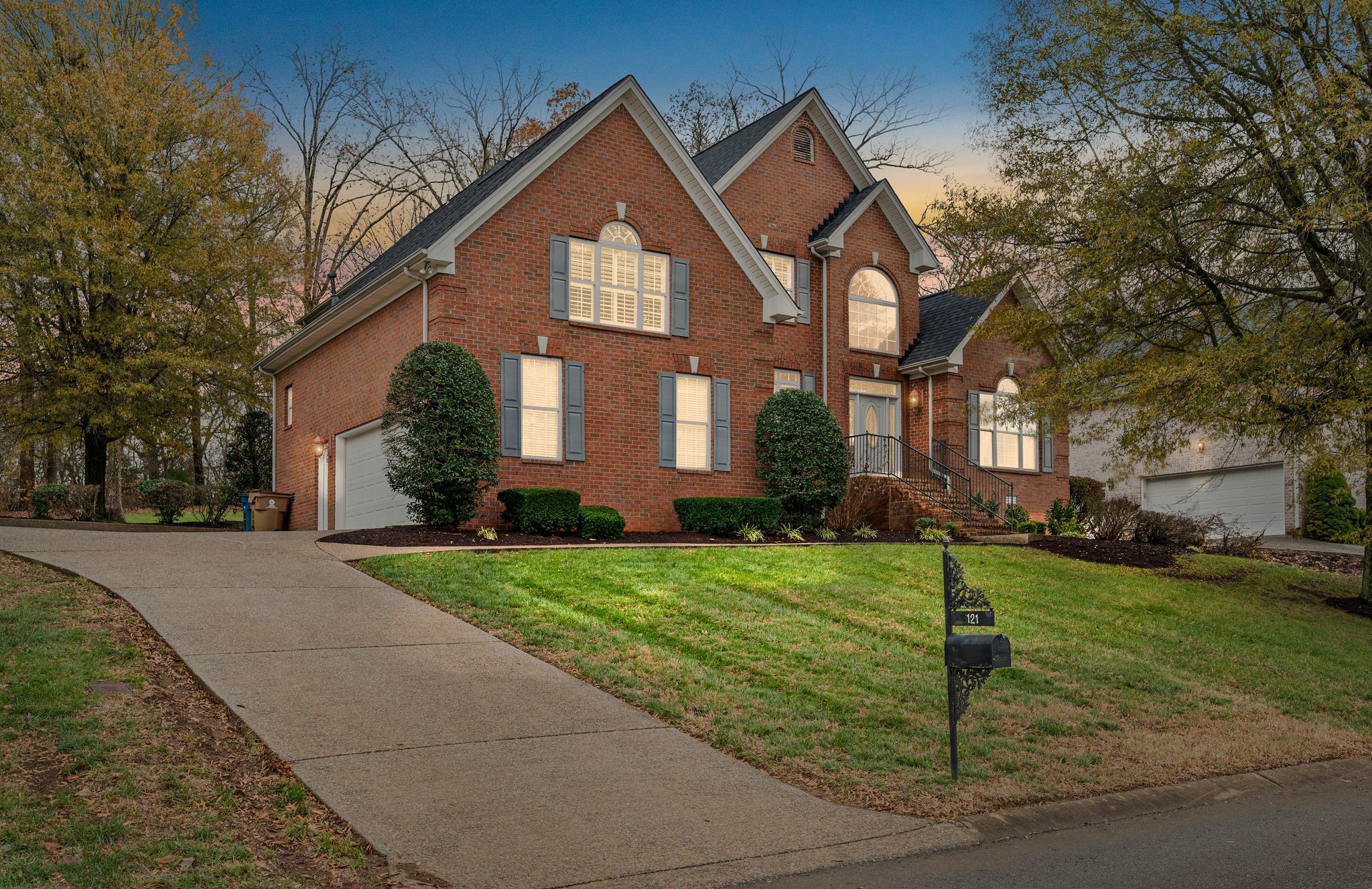 121 N Maple Ridge Ln