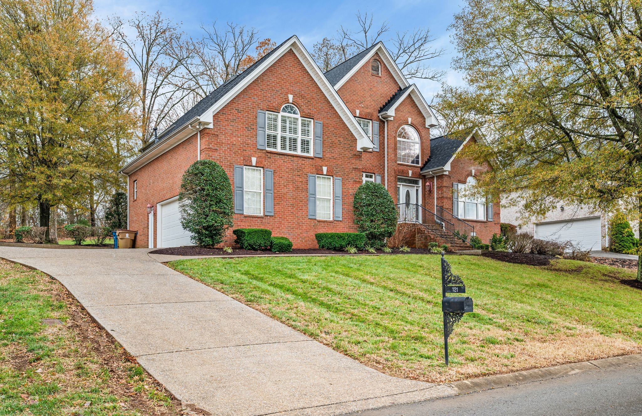 121 N Maple Ridge Ln