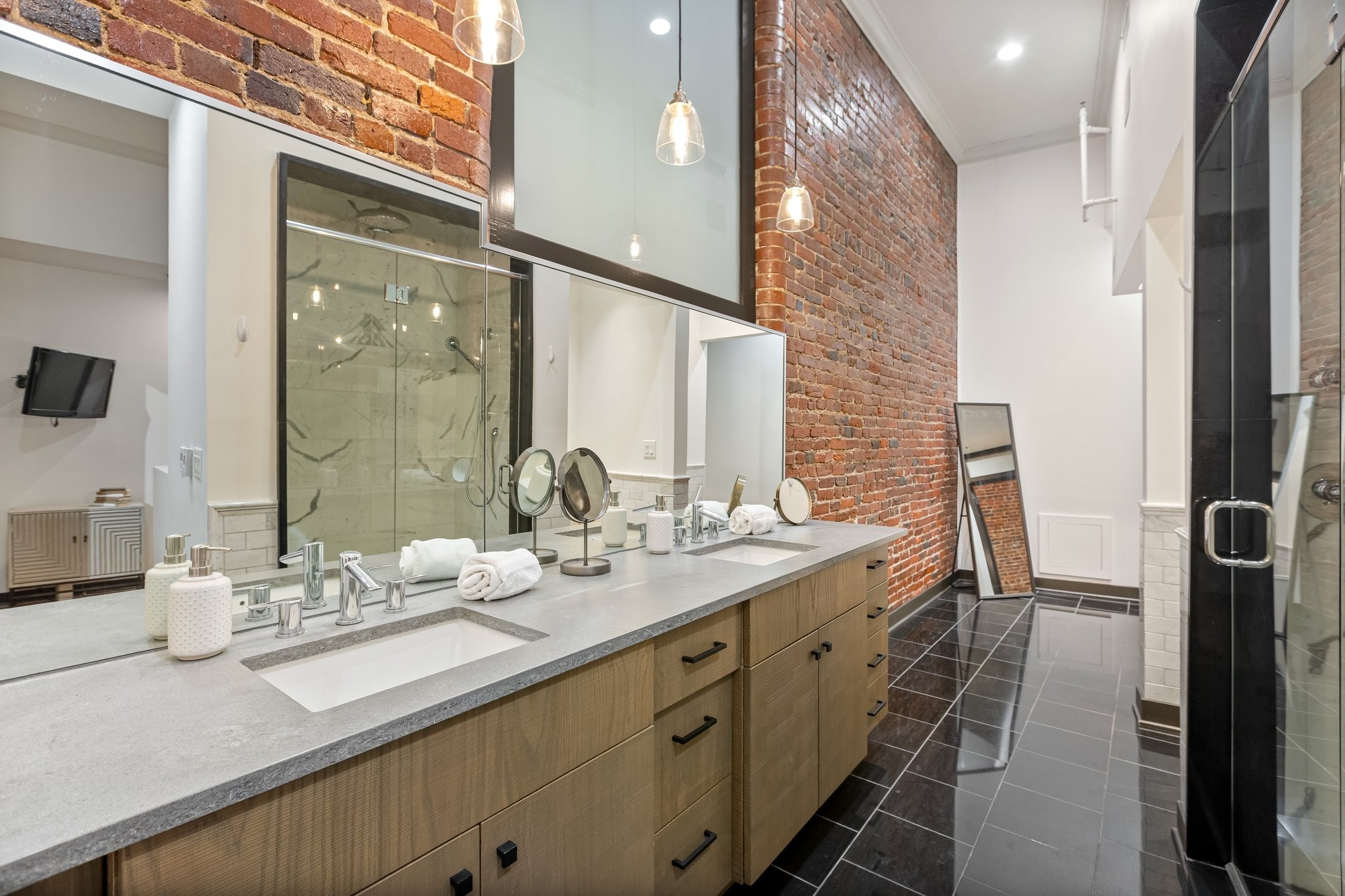 207 3rd Ave, N Unit: 402