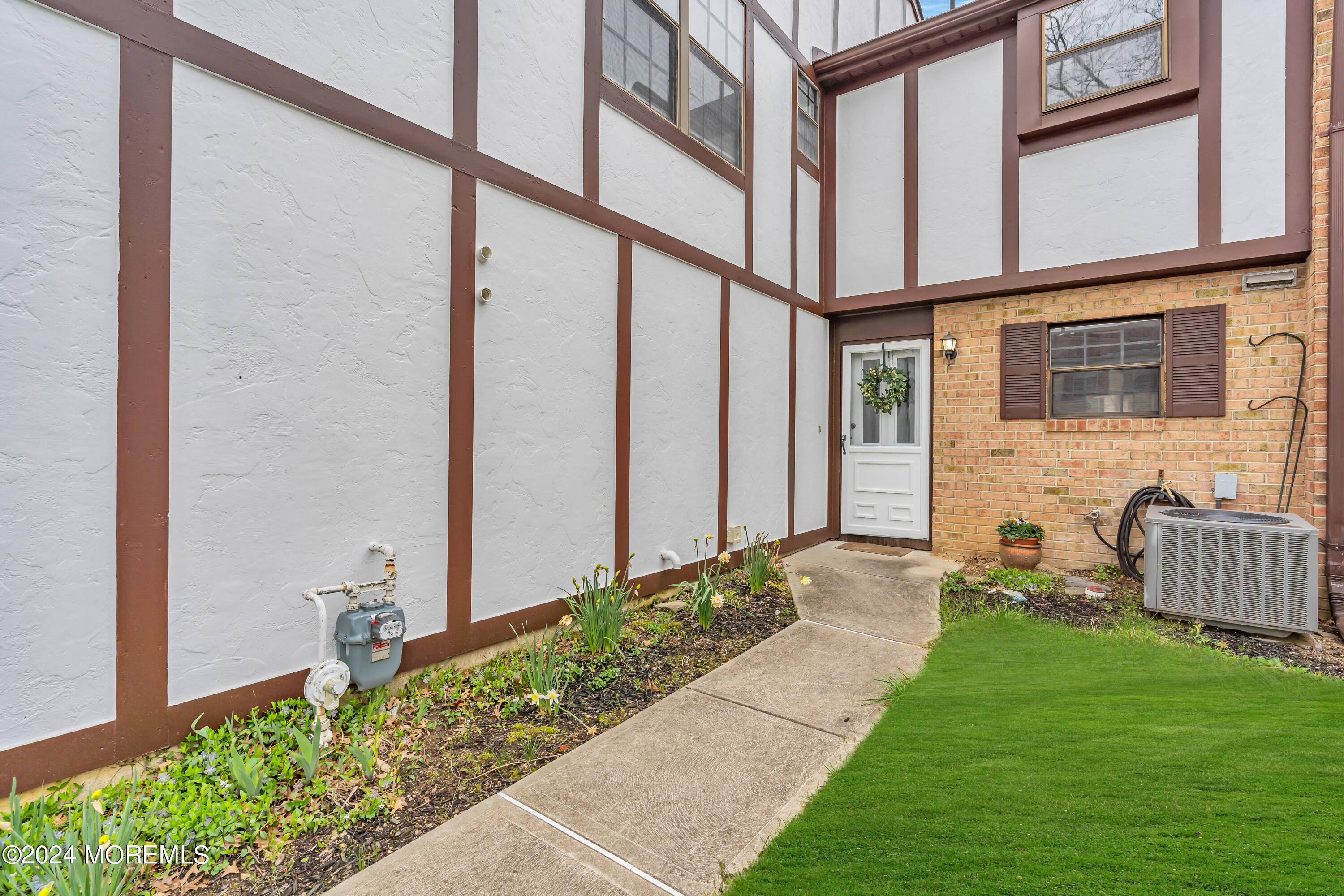 32 Apple Drive