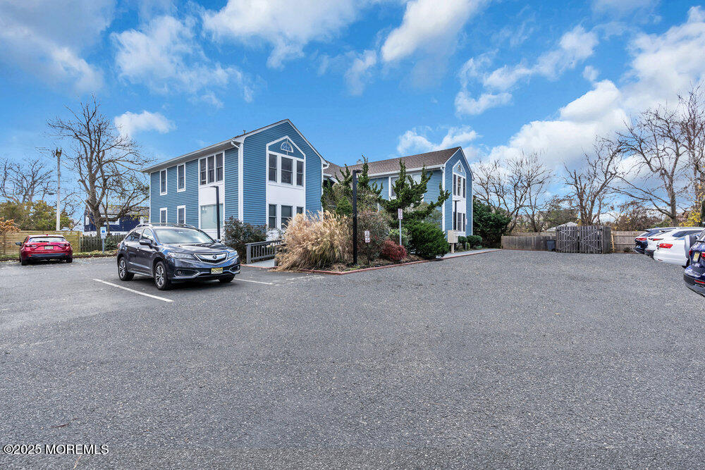 1705 Bay Avenue, 6