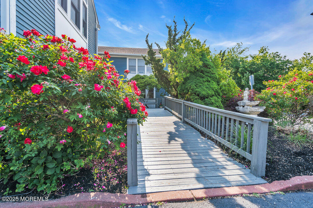 1705 Bay Avenue, 6
