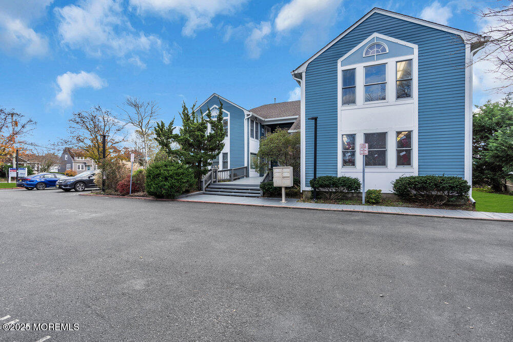 1705 Bay Avenue, 6
