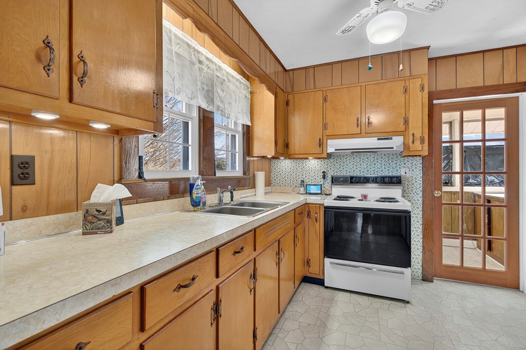 22247 Lincoln Circle