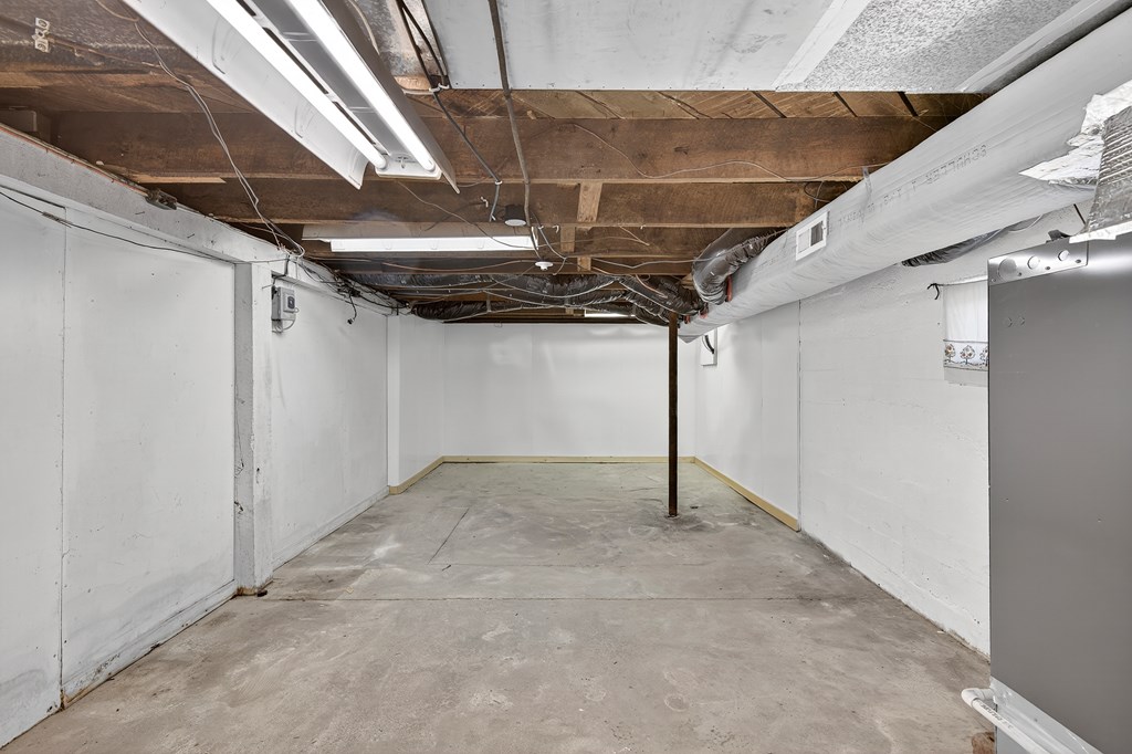 22247 Lincoln Circle