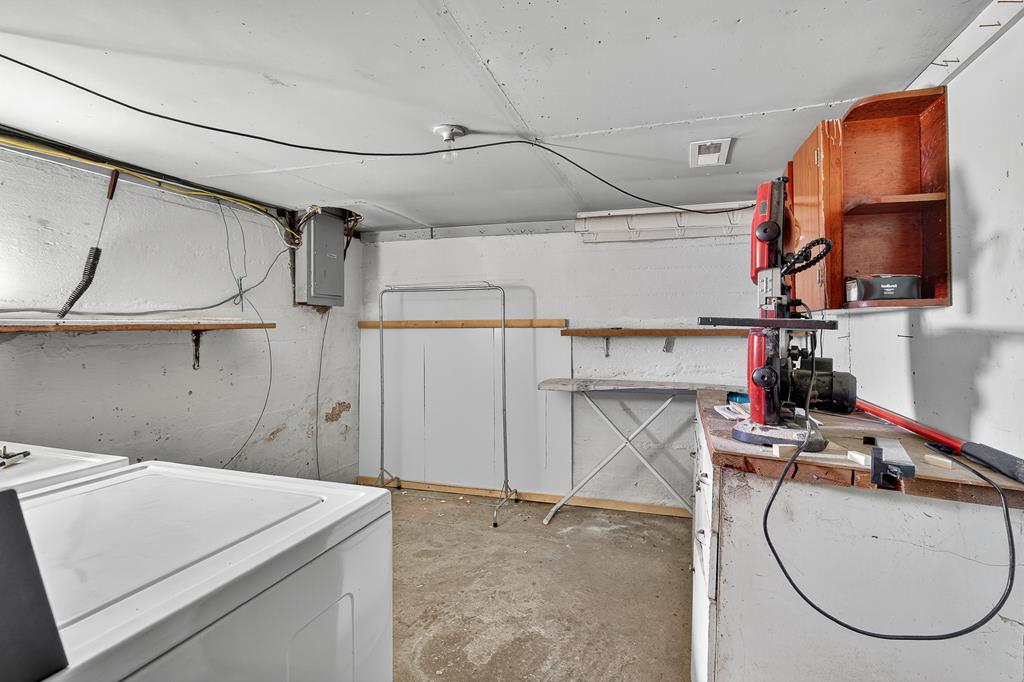 22247 Lincoln Circle