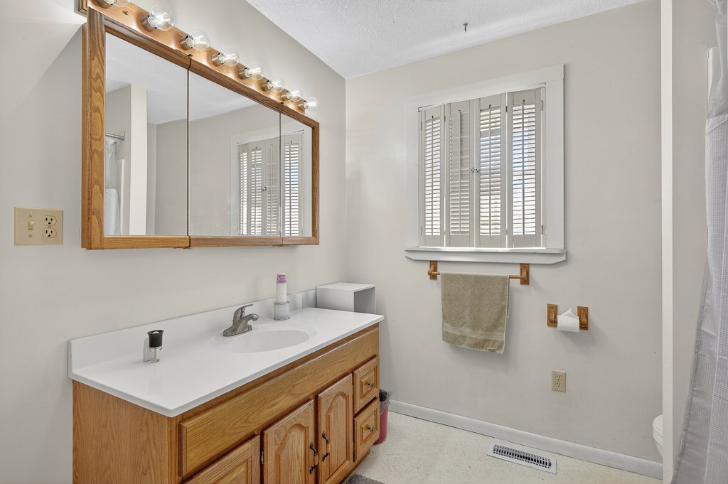 22247 Lincoln Circle