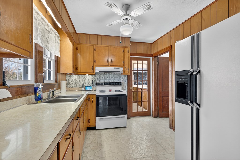 22247 Lincoln Circle