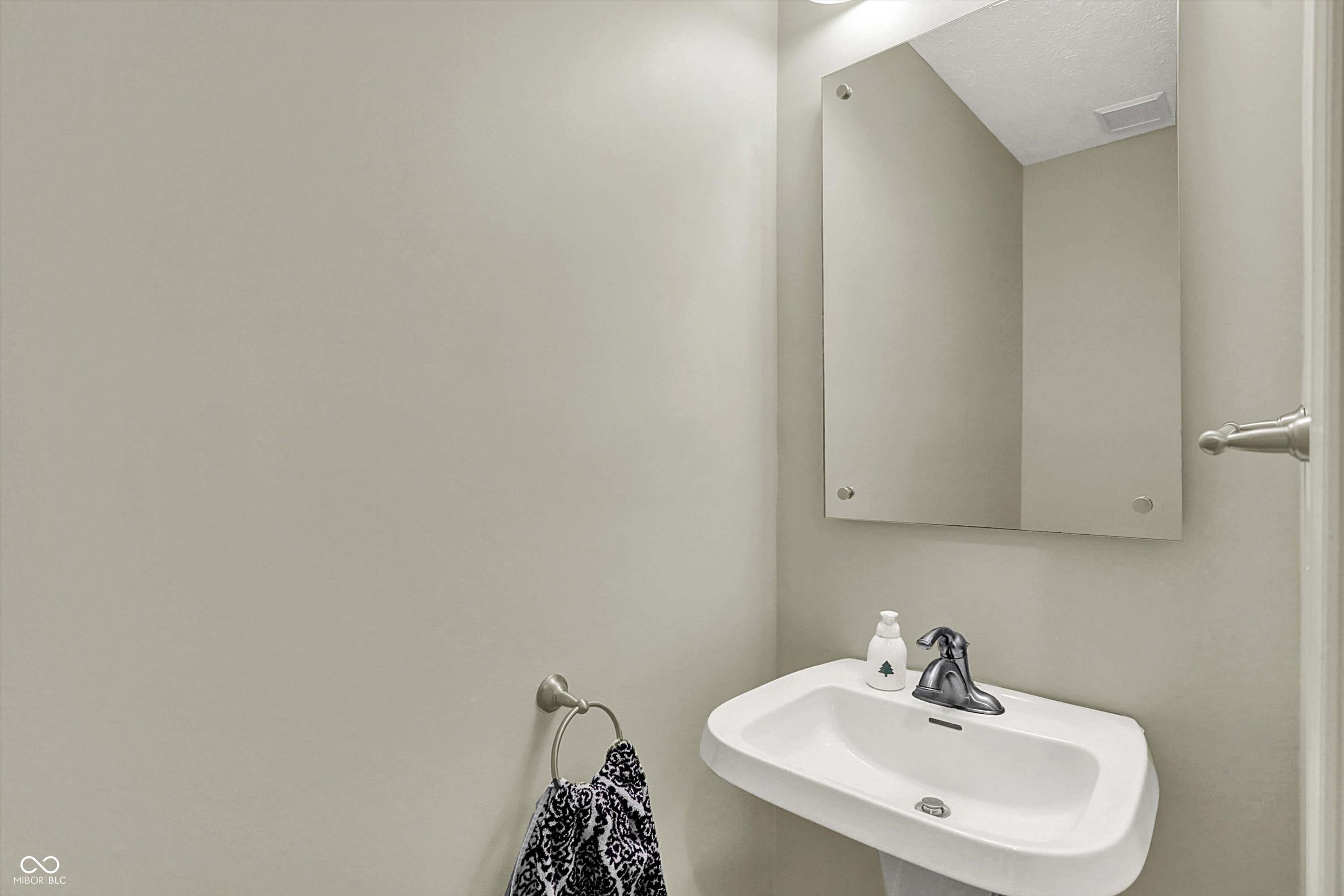 5622 Blackfoot Trail