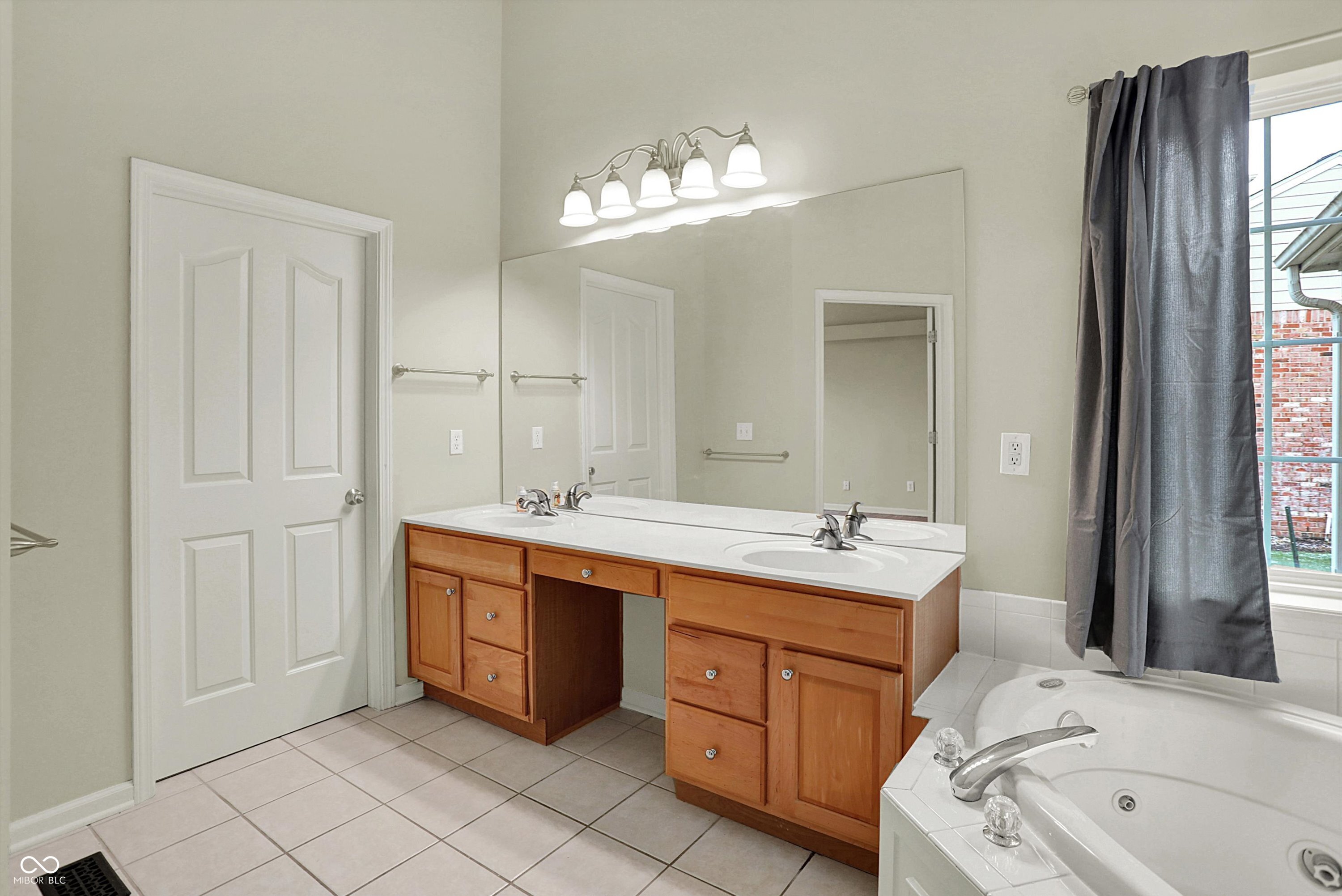 5622 Blackfoot Trail