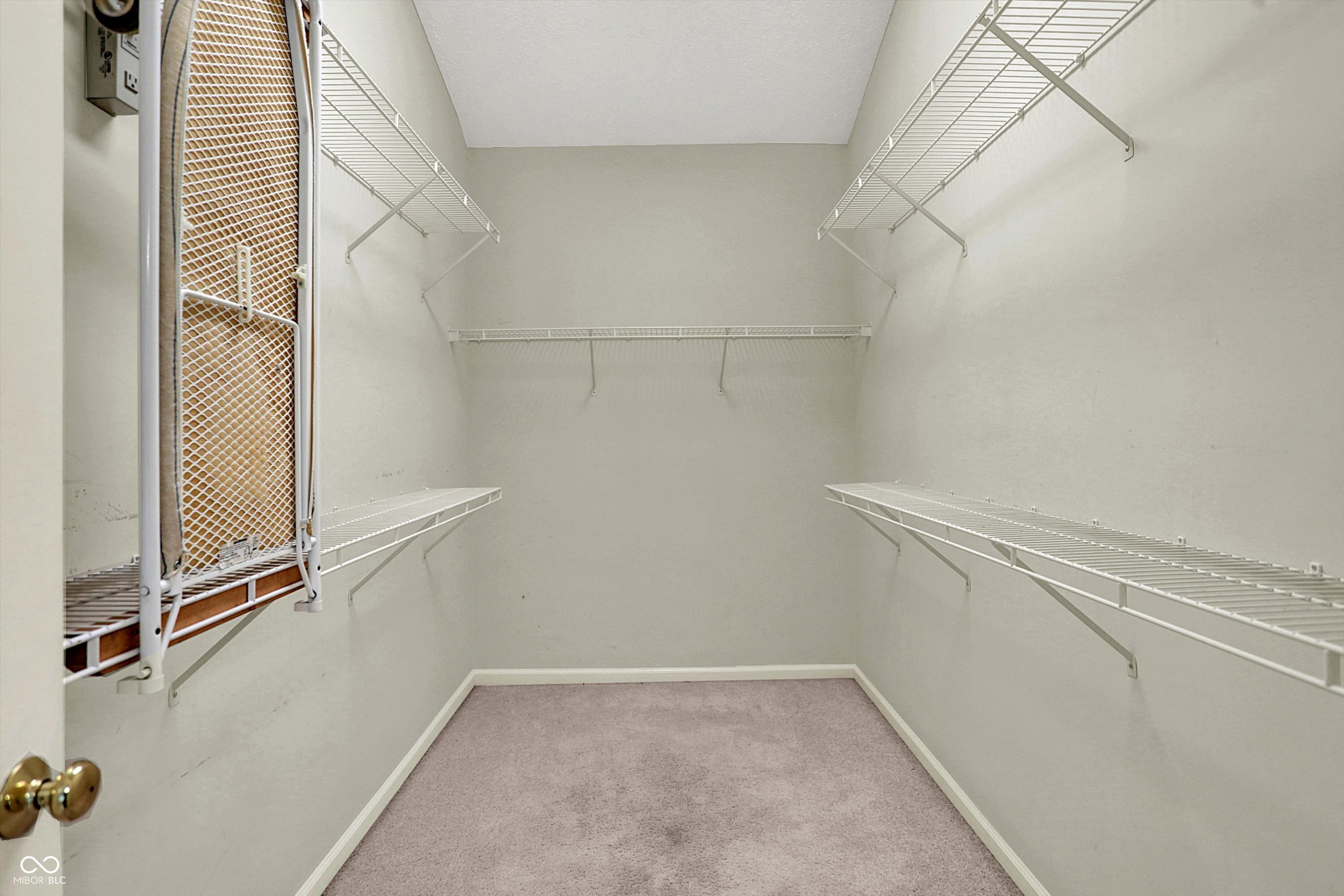 5622 Blackfoot Trail