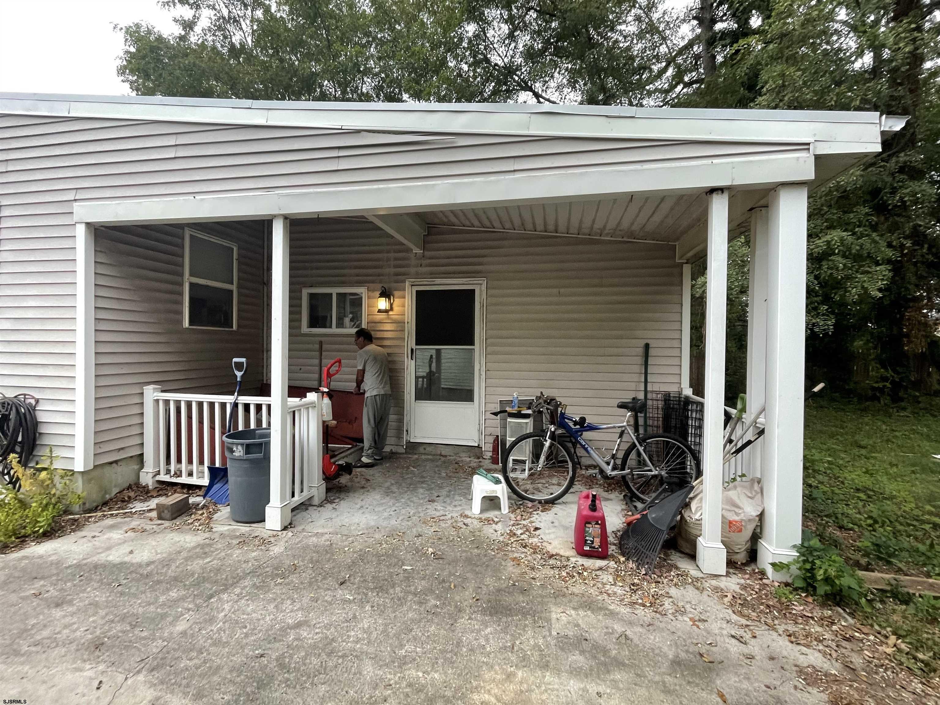 134 Hobart Ave