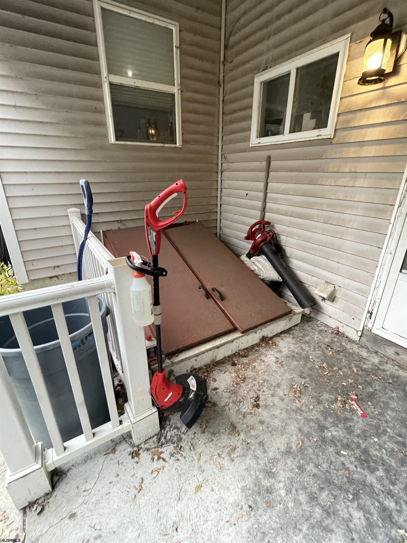 134 Hobart Ave