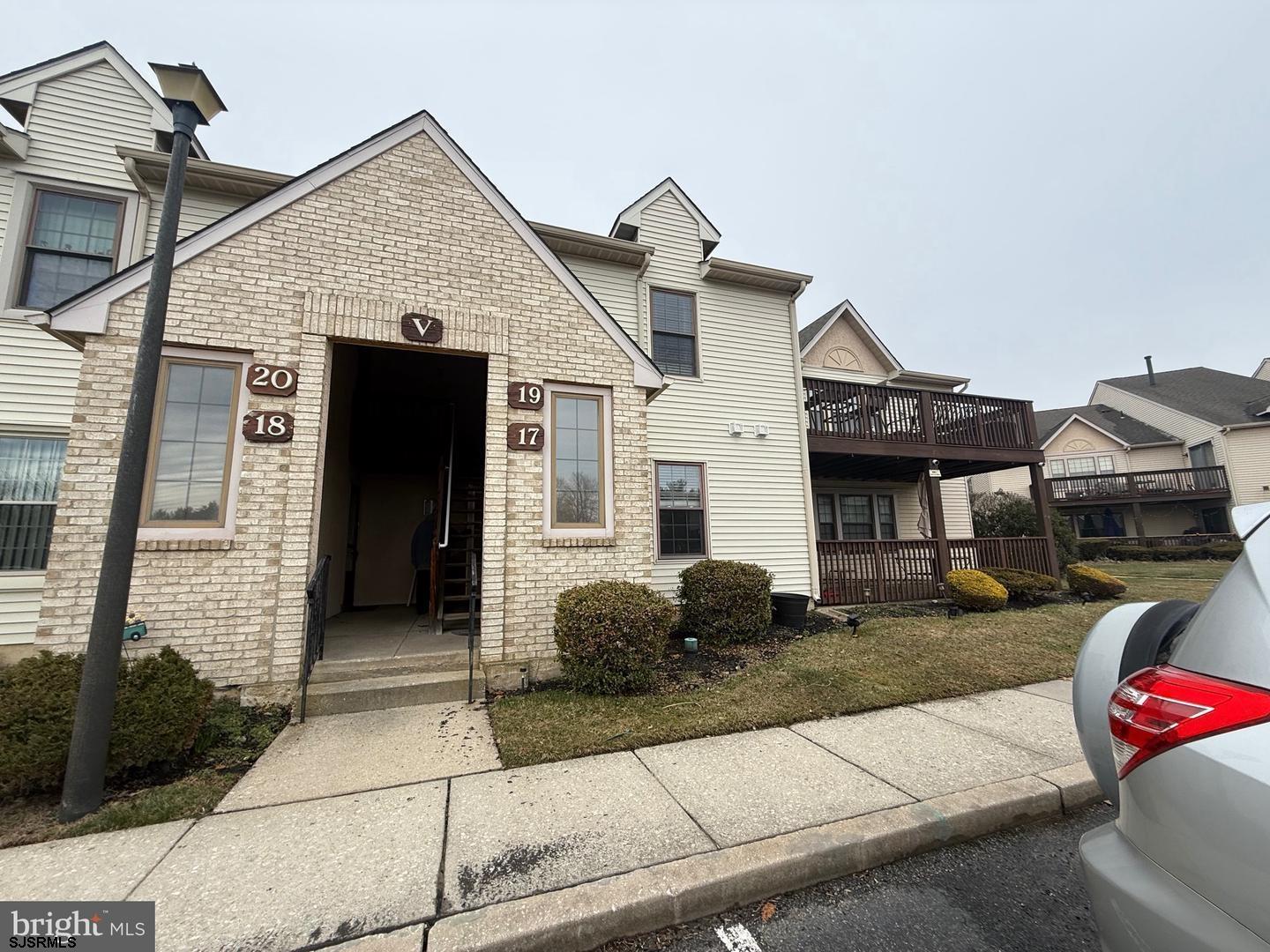 17 Harrogate Ct Unit: 17