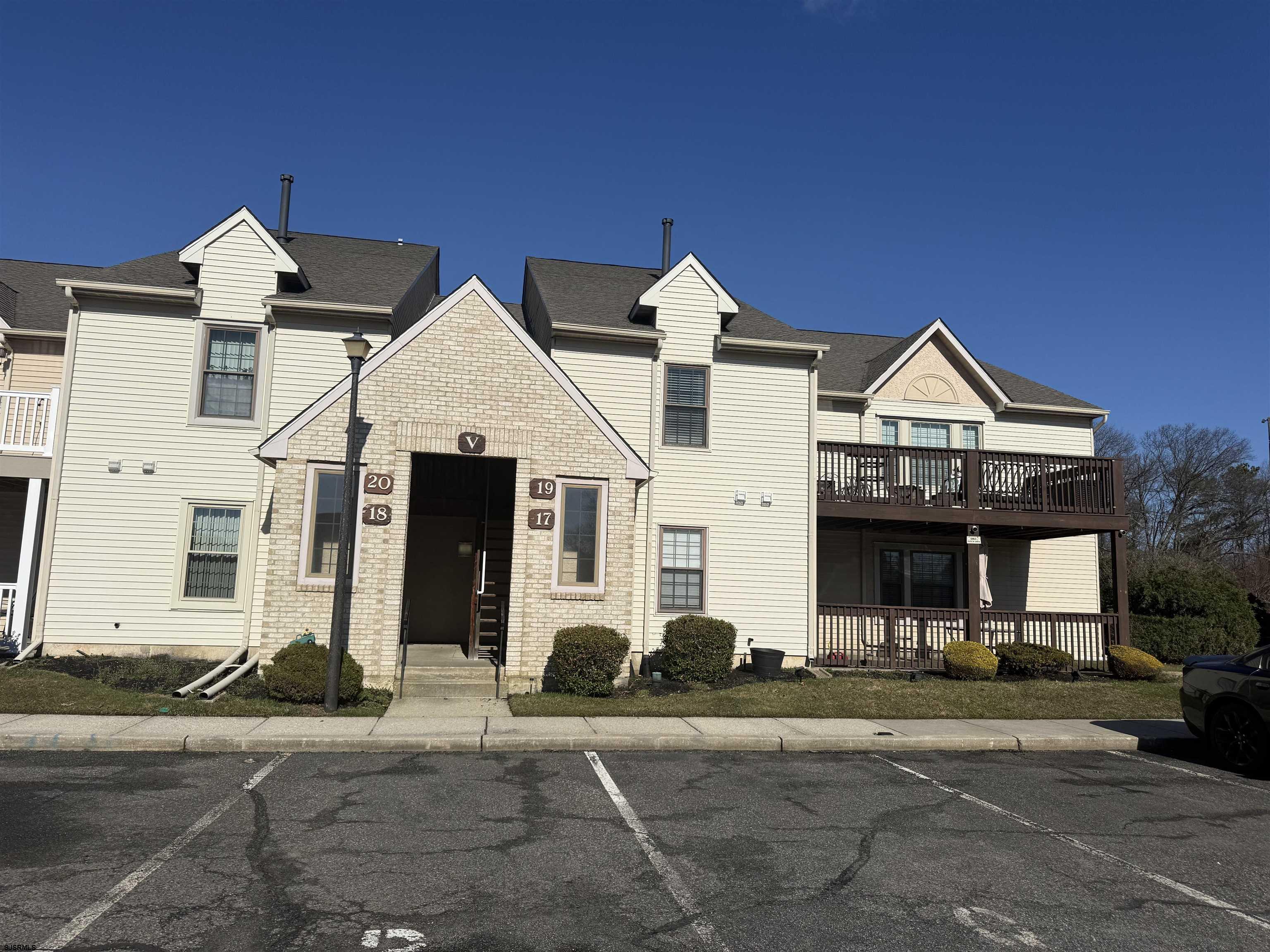 17 Harrogate Ct Unit: 17