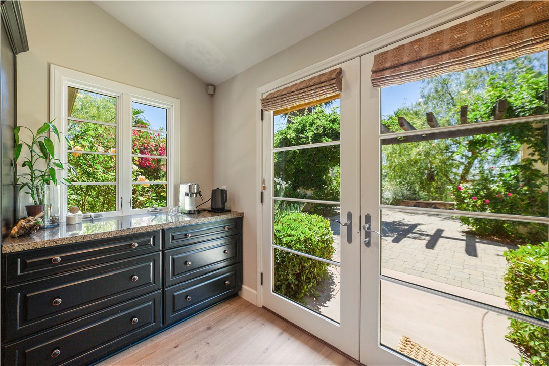 6718 Via De La Reina