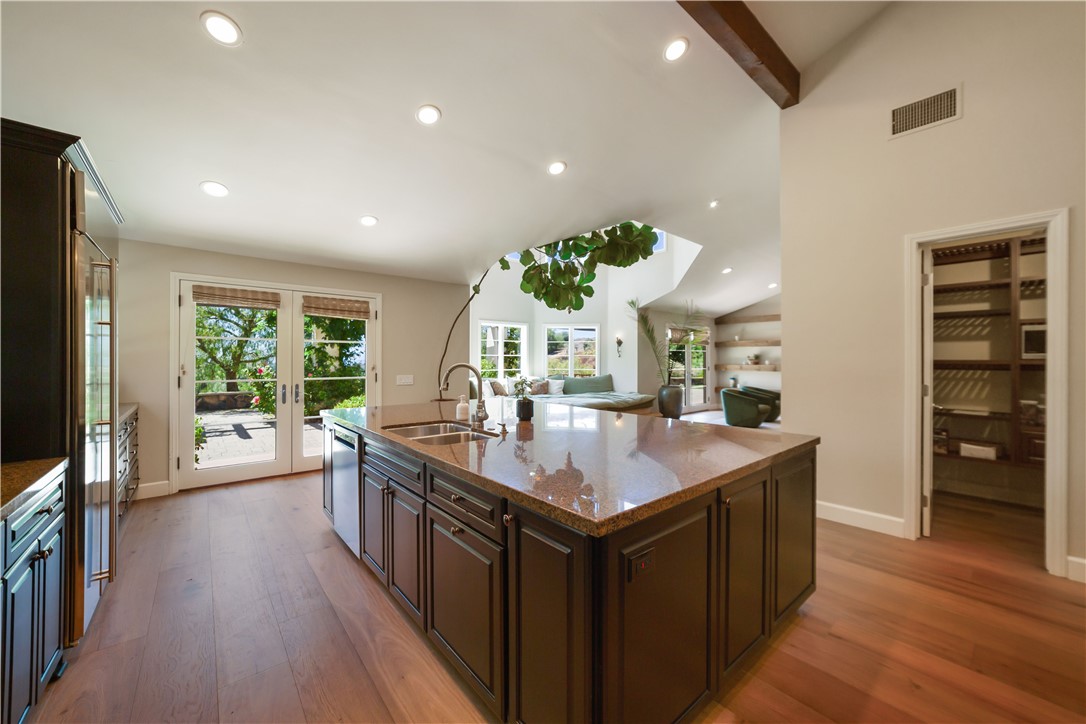 6718 Via De La Reina