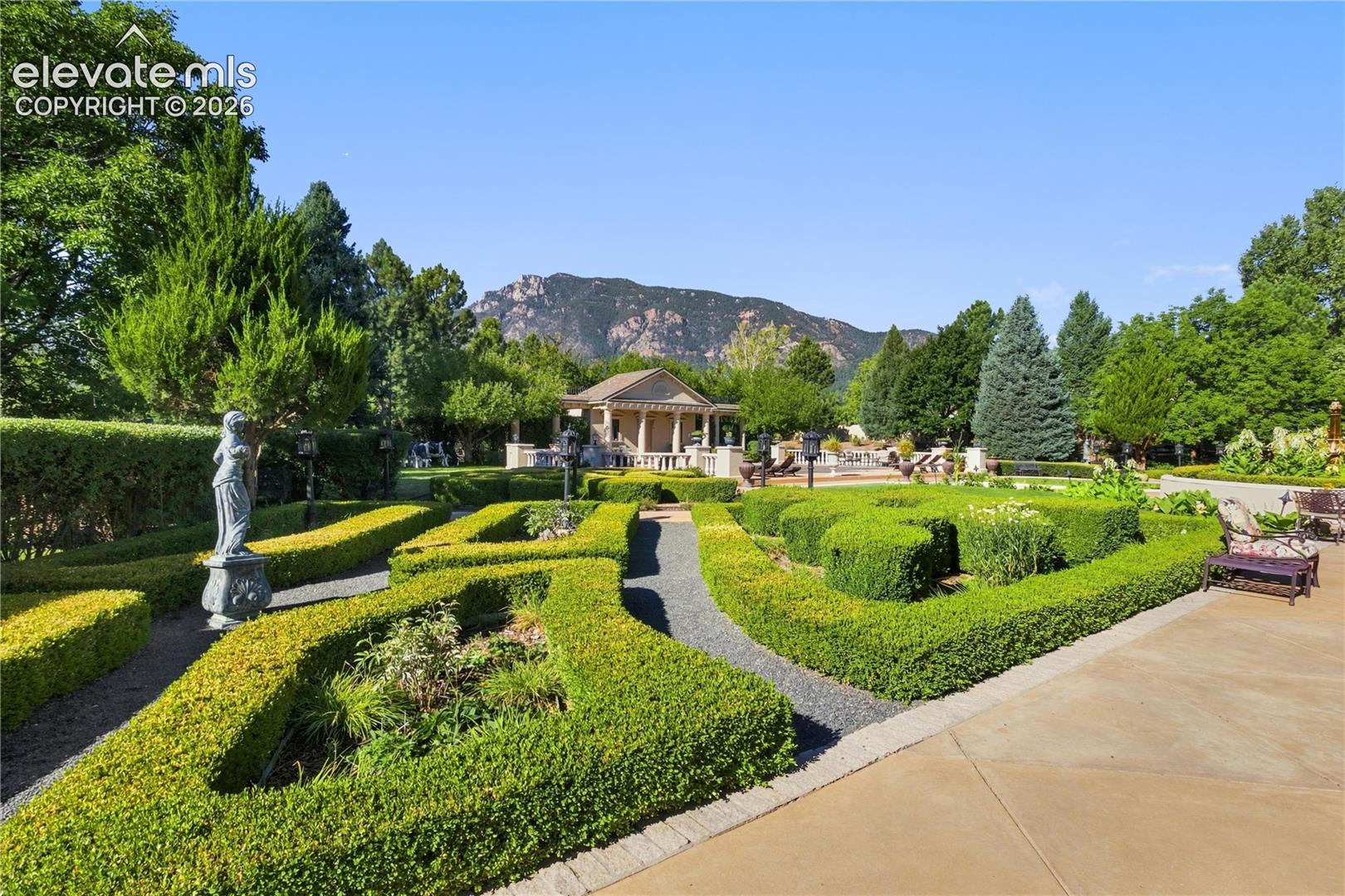 3590 Maison View