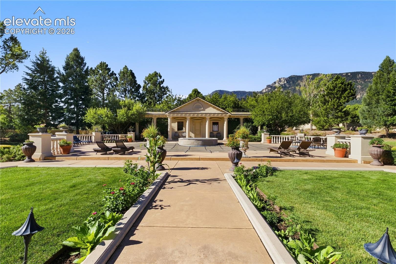 3590 Maison View