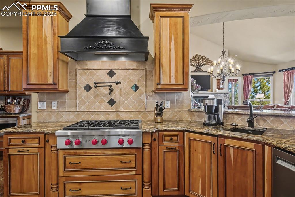 1095 High Lake View
