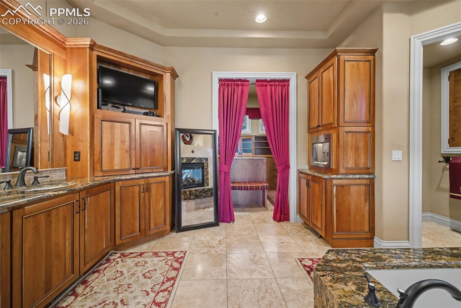 1095 High Lake View