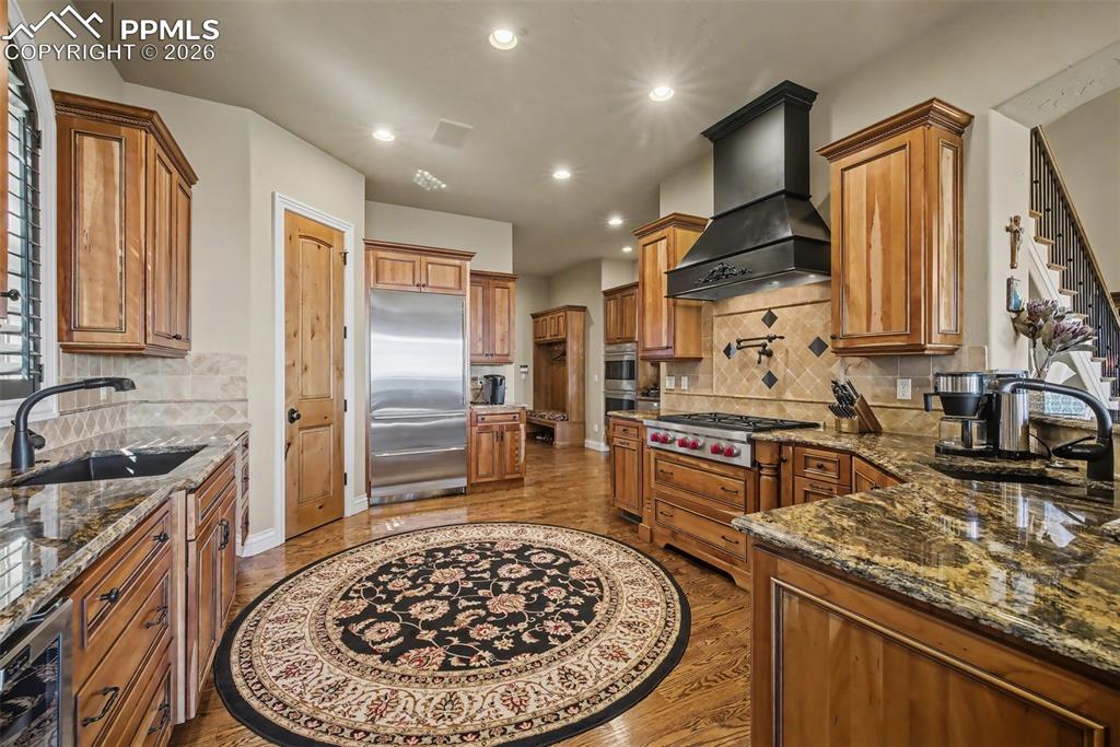 1095 High Lake View