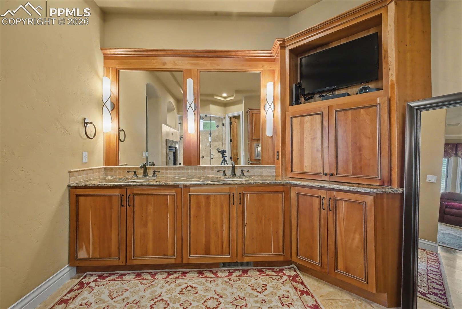 1095 High Lake View