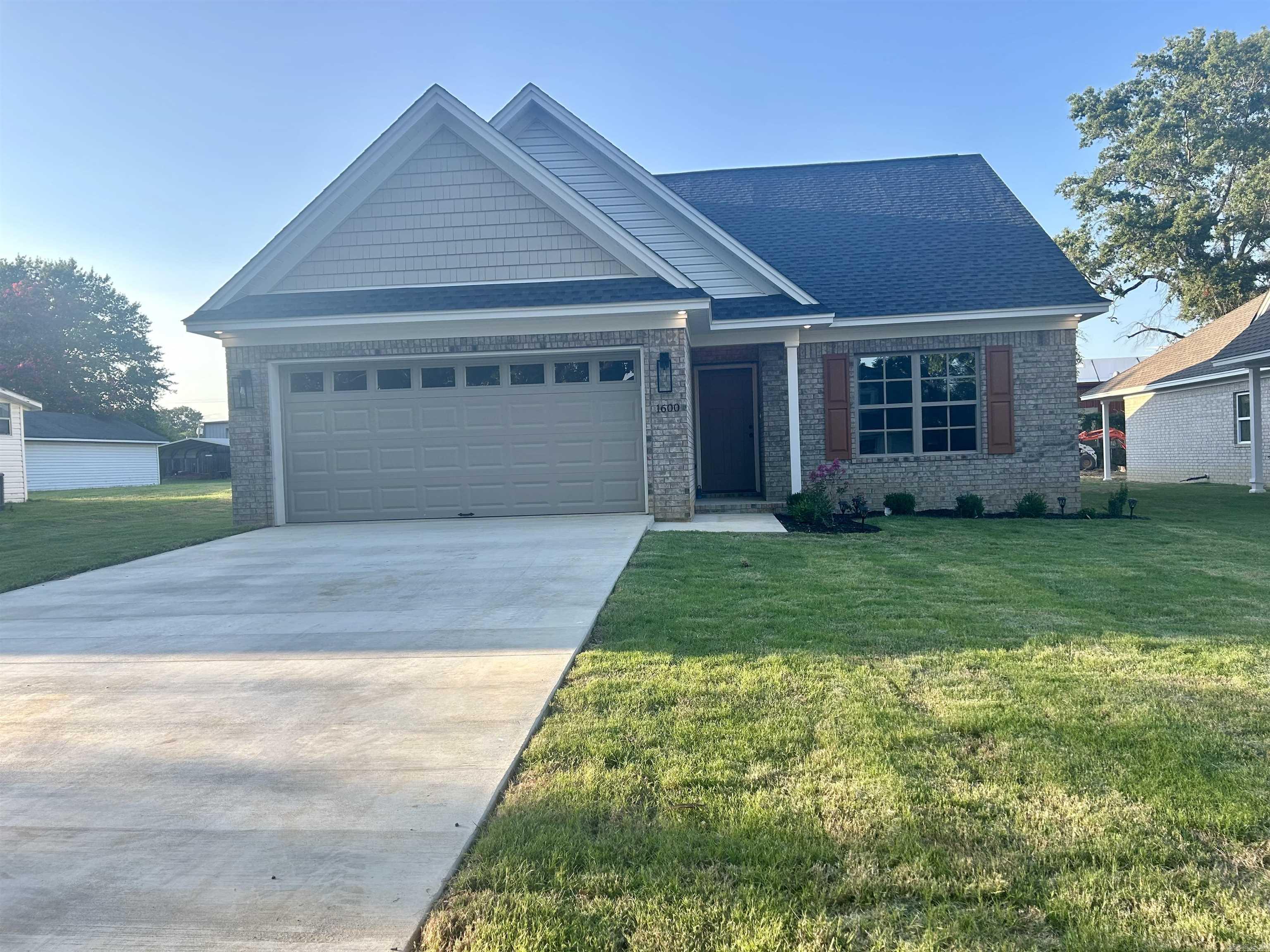 1600 E Market Avenue