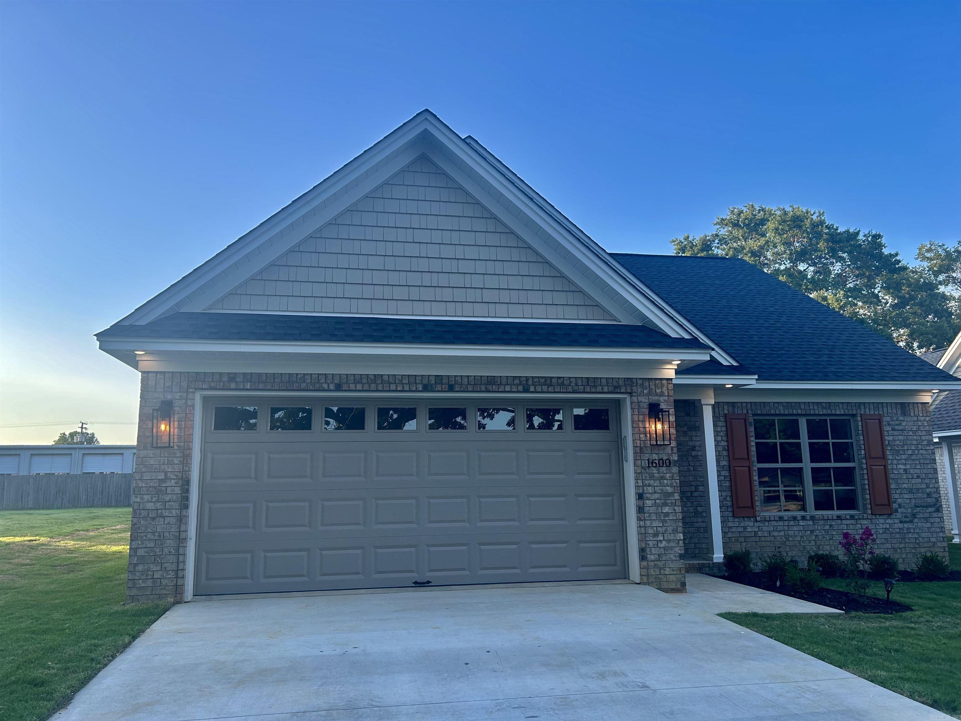 1600 E Market Avenue