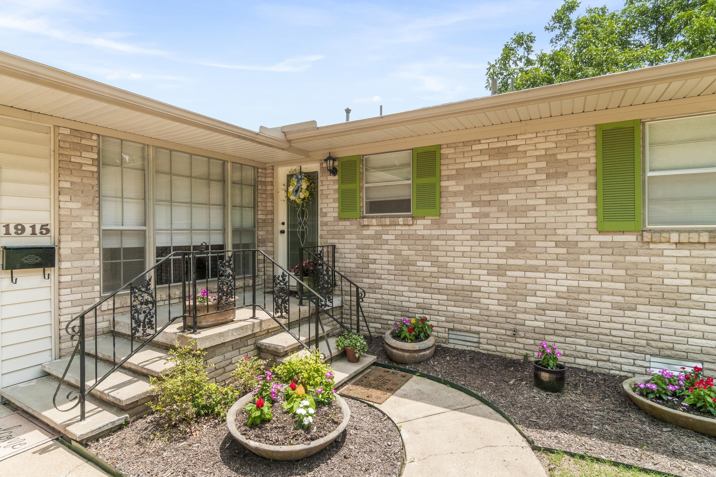 1915 W Arch Avenue