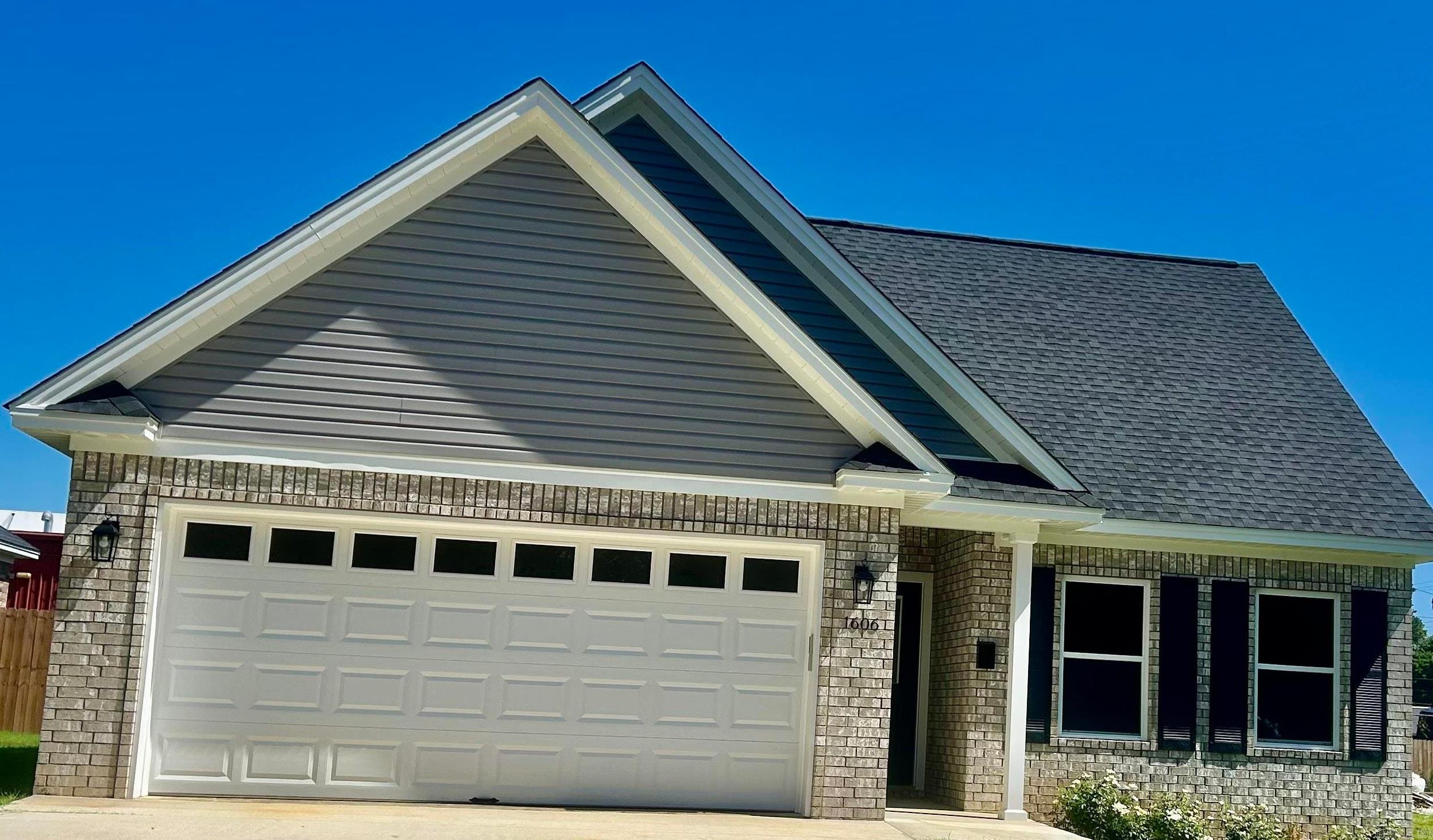 1606 E Market Avenue