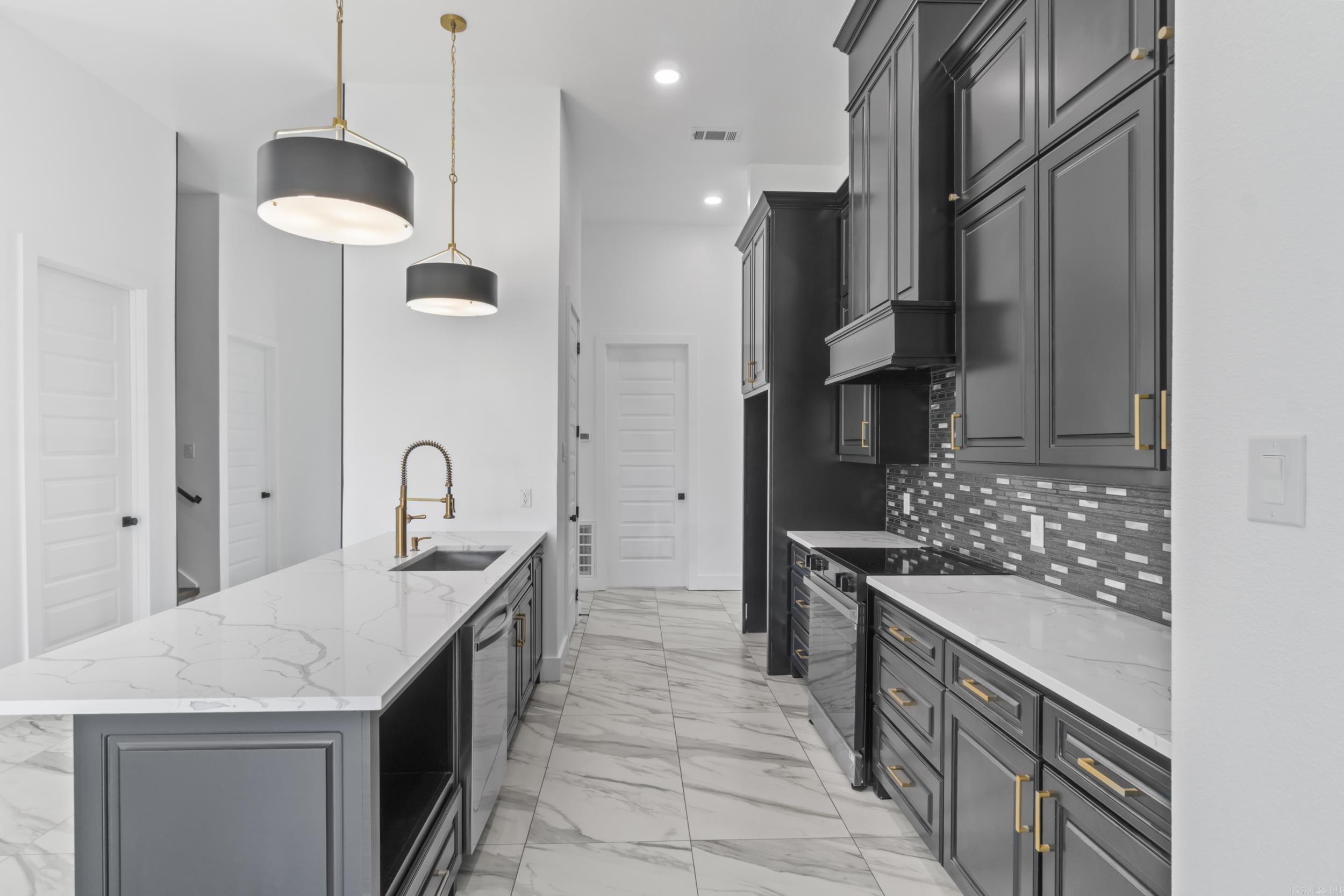 203 N Jeff Davis Avenue