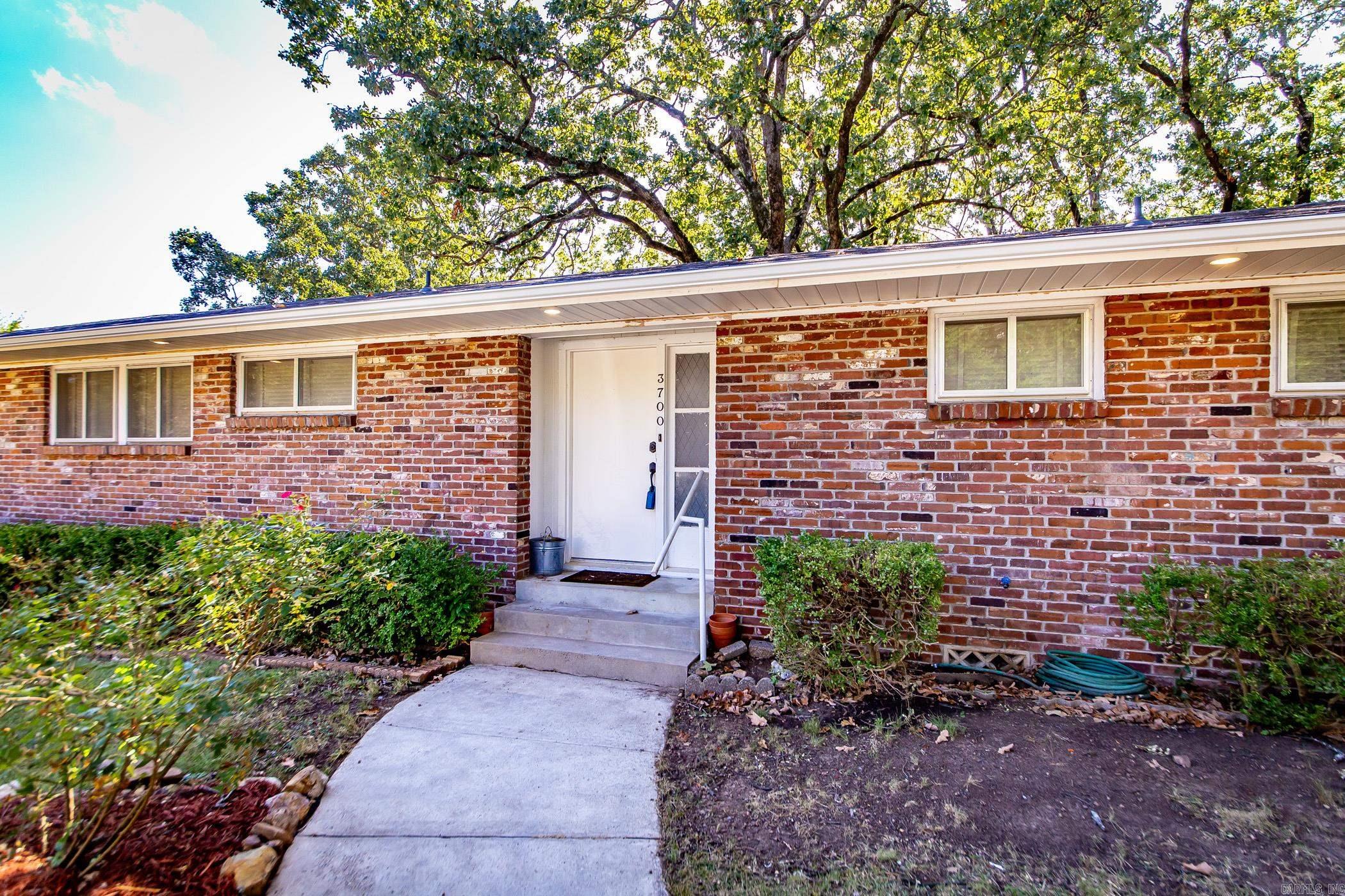 3700 N Cedar
